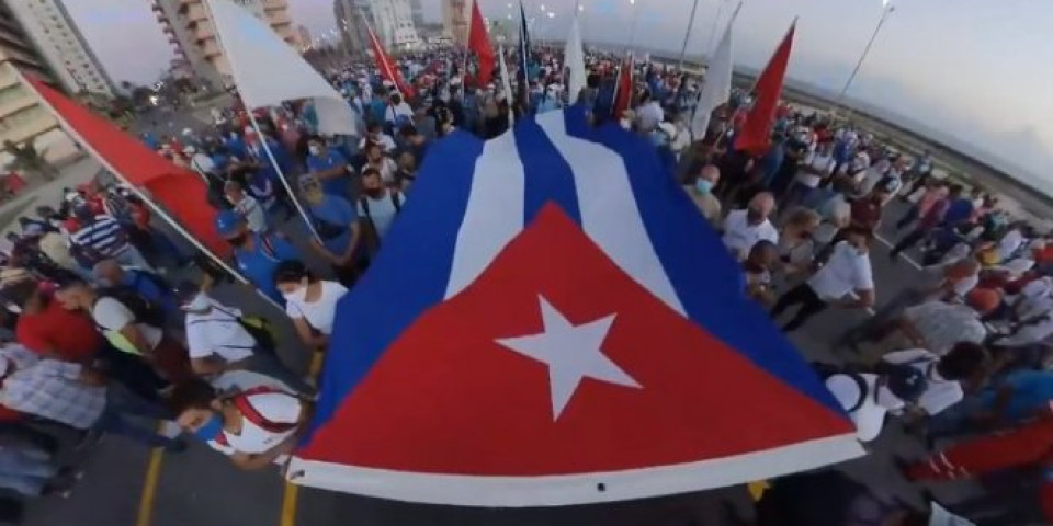 DOMOVINA ILI SMRT! Na desetine hiljada pristalica vlade izašlo na ulice, među njima i Raul Kastro! /VIDEO/