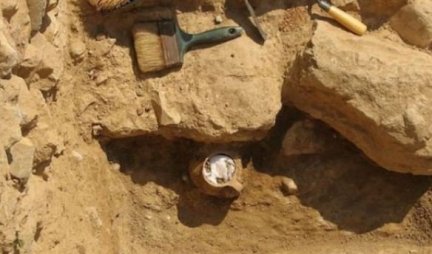 Arheolozi u zemlji našli keramičku posudu staru 2.300 godina, a kada su shvatili šta znači ono što su zatekli u njoj, ZANEMELI SU