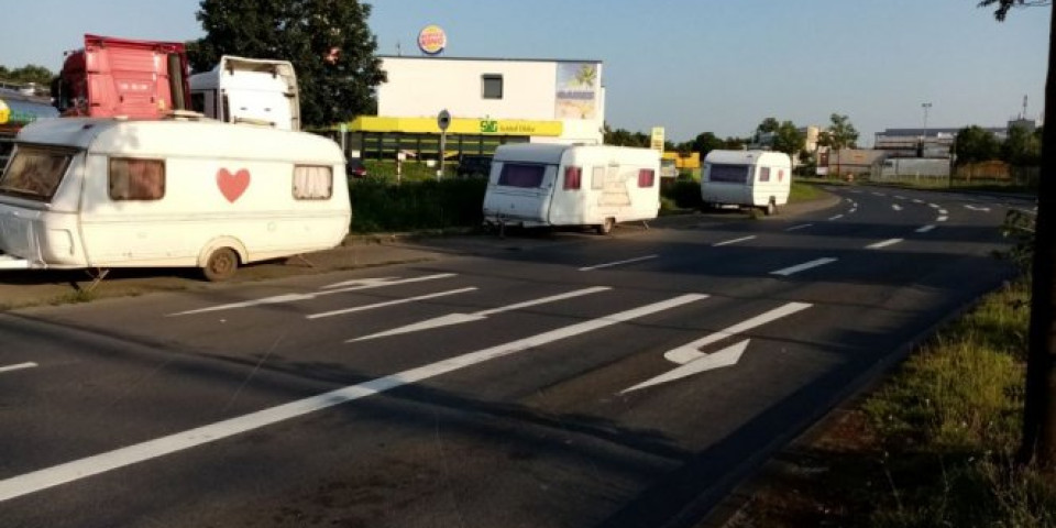 PROSTITUTKE BUDE I LJUBAV NUDE! Kamiondžija iz Srbije otišao u Nemačku, a kada je skrenuo na parking, usledio je ŠOK! /FOTO/