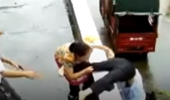 MAJKA HEROJ! Spasila ćerku sigurne smrti... uhvatila je za nogu dok je devojka padala sa zgrade! /VIDEO/