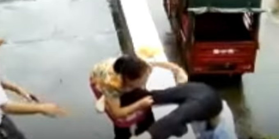 MAJKA HEROJ! Spasila ćerku sigurne smrti... uhvatila je za nogu dok je devojka padala sa zgrade! /VIDEO/