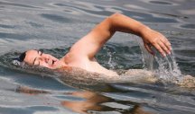 MODERNI TARZANI PLIVALI NA PESKARI! U borbi za Trofej Džonija Vajsmilera učestvovalo više od 60 plivača/FOTO/