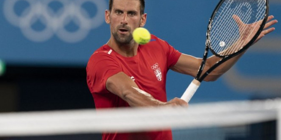 NOVAK SE SLIKAO SA RUSKIM LEPOTICAMA! Đokovića OBLEĆU za slike! /FOTO/