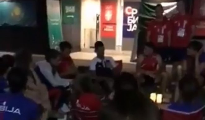 NEVEROVATNA SCENA, SVI GLEDAJU U ĐOKOVIĆA! Novak okupio srpske sportiste u Olimpijskom selu! /VIDEO/FOTO/