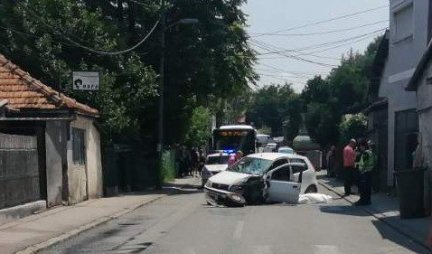 ČOVEK UMRO ZA VOLANOM, AUTOMOBIL POTOM POKOSIO ŽENU NA ULICI! Stravična nesreća u Beogradu!