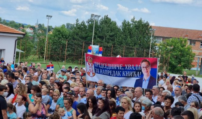 PREDSEDNIČE, HVALA! ZA NAPREDAK! Vučića u Kniću dočekalo 800 ljudi! Foto