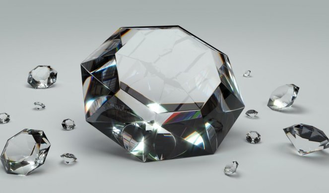 IZVELA PLJAČKU POMOĆU ŠIBICARSKOG TRIKA! Žena ukrala dijamante u vrednosti 4.2 miliona funti!