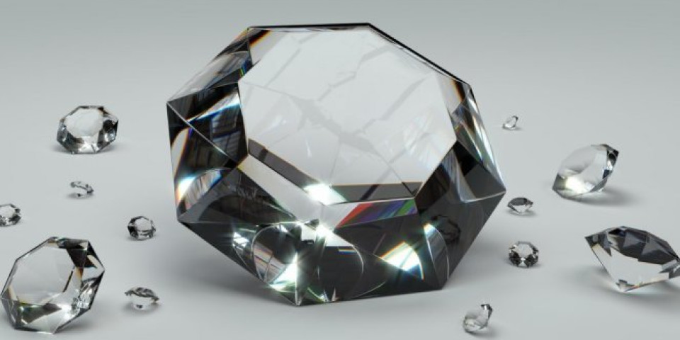 IZVELA PLJAČKU POMOĆU ŠIBICARSKOG TRIKA! Žena ukrala dijamante u vrednosti 4.2 miliona funti!