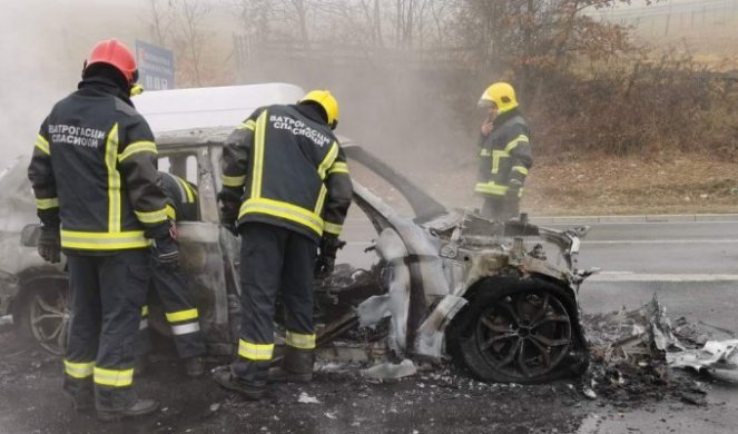 ZAPALIO SE AUTOMOBIL NA MILOŠU VELIKOM! Vatra na vozilu buknula u vožnji, brzom intervencijom vatrogasaca IZBEGNUTA TRAGEDIJA!
