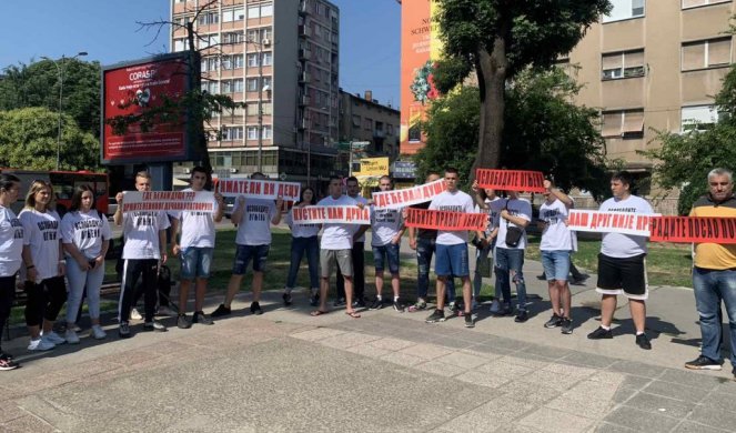 OGNJENU PRODUŽEN PRITVOR, PROTEST ISPED NIŠKE PALATE PRAVDE! Porodica i prijatelji tvrde da je momak optužen za ubistvo Alekse Stojmenovića psihički sve lošije