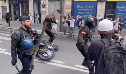 VODENI TOPOVI I SUZAVAC! Veliki sukobi policije i protivnika vakcinacije u Parizu! /VIDEO/