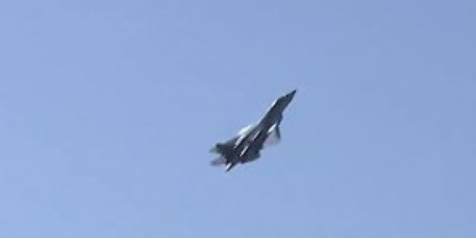 Spektakularni manevri RUSKOG SUHOJA! SU-57 ostao VERTIKALNO da LEBDI u vazduhu! /VIDEO/