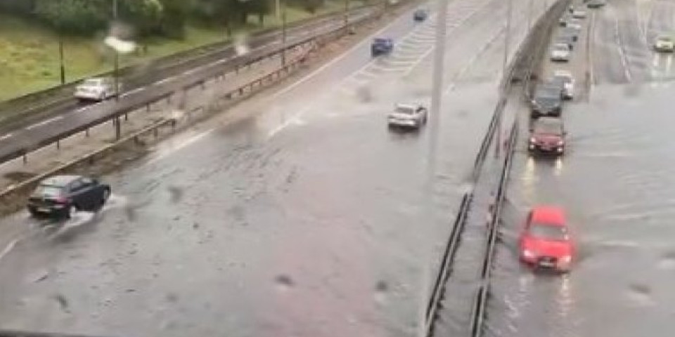 JAKA KIŠA I GRMLJAVINA POGODILI LONDON! Nevreme izazvalo poplave, putevi i OSAM PODZEMNIH METROA je ZATVORENO! /VIDEO/