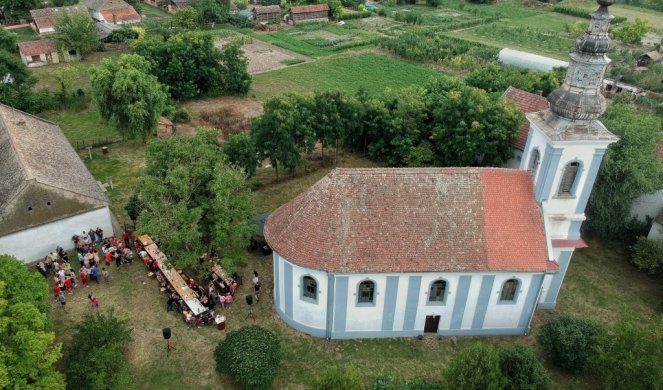 SELO MEĐA PROSLAVILO SLAVU! Posle liturgije i sečenja kolača, na Sabor svetog Arhangela Gavrila IGRALO SE I PEVALO/FOTO/