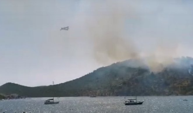 POŽAR U DALMACIJI! VATRA SE PRIBLIŽAVA KUĆAMA - na terenu su sve raspoložive snage, pristižu i dva kanadera! /VIDEO/