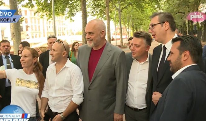 Vučića u Skoplju dočekali premijer Zaev i gradonačelnik! Zvaničnici prošetali gradom, PROLAZNICI IH ZAUSTAVLJALI ZBOG SELFIJA! Foto/Video