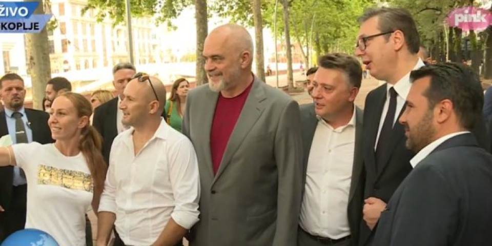 Vučića u Skoplju dočekali premijer Zaev i gradonačelnik! Zvaničnici prošetali gradom, PROLAZNICI IH ZAUSTAVLJALI ZBOG SELFIJA! Foto/Video