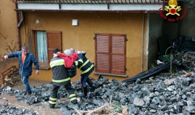 OLUJNO NEVREME POGODILO LOMBARDIJU! Poplave oko jezera Komo, vetar čupao drveće, bujica nosila automobile, proradila i klizišta - LJUDI EVAKUISANI/VIDEO/