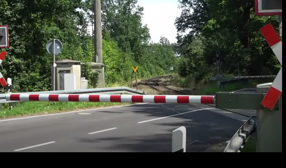 HOROR NA PRUZI! Sunčeva svetlost zaslepila vozača, kamion prešao na crveno, a onda... /VIDEO/