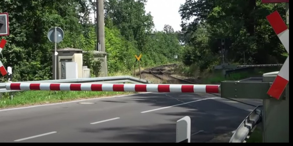 HOROR NA PRUZI! Sunčeva svetlost zaslepila vozača, kamion prešao na crveno, a onda... /VIDEO/