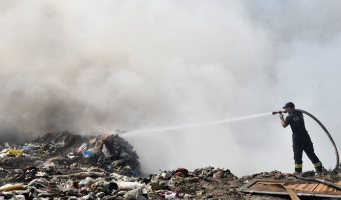 ZRENJANIN NA IVICI EKOLOŠKE KATASTROFE! Zapalila se deponija, vatra nošena vetrom preti okolini, SVI VATROGASCI U PRIPRAVNOSTI/FOTO/