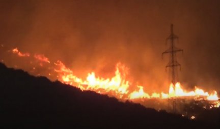 Požar kod Trogira van kontrole, situacija dramatična, na zahtev vatrogasaca zatvorena Jadranska magistrala! /VIDEO/