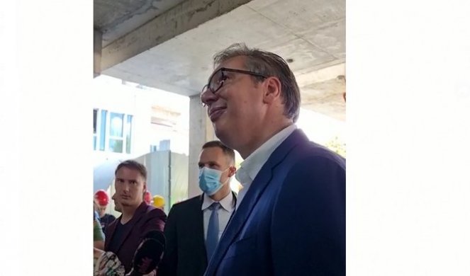 VUČIĆA ODUŠEVLJENI RADNICI DOČEKALI APLAUZOM, A ONDA SU SE ZAČULI UZVICI - SRBIJA, SRBIJA, SRBIJA! Video