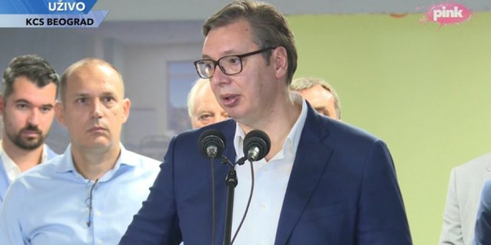 Šta ćete, vama sigurno aplaudiraju spontano, a meni samo namešteno... Ali, razumem nervozu vaših gazda i vas lično! Vučić opet "odjavio" novinarku N1!