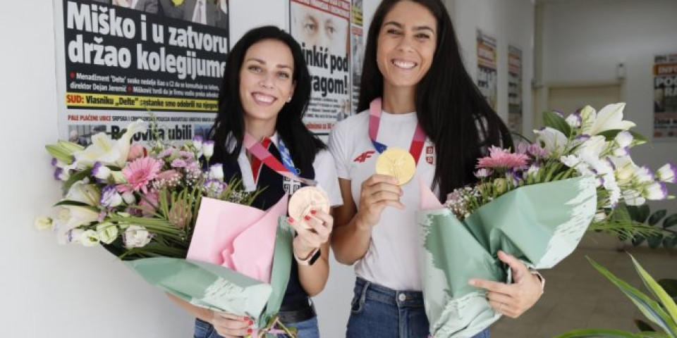 OSVAJAČICE ZLATA I BRONZE POSETILE REDAKCIJU INFORMERA! Milica i Tijana: Idemo u Pariz po zlatnu medalju! /FOTO/