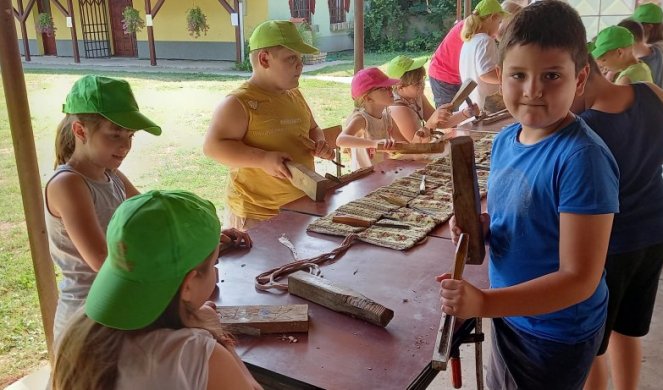 ONI SU MALI ČUVARI STARIH ZANATA! Ovako se u Vojvodini neguje tradicija, dečji etno-kamp okupio 95 polaznika/FOTO/