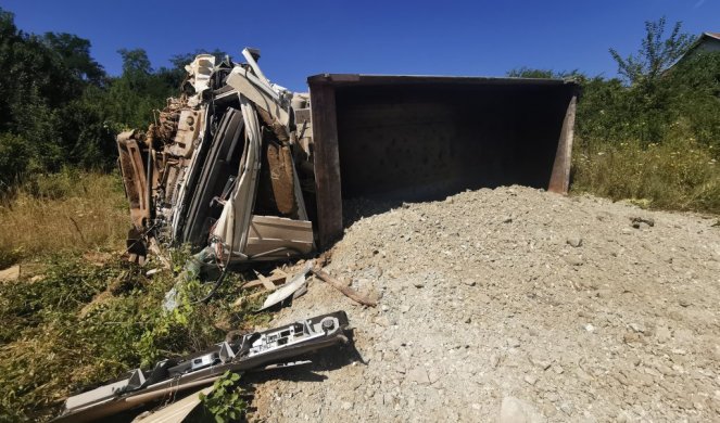 TEŠKO NATOVAREN KAMION NAPRAVIO HAOS! U prevrtanju rušio je sve pred sobom, pokosio stogodišnju lipu, ALI TU SE NIJE ZAUSTAVIO/VIDEO/FOTO/