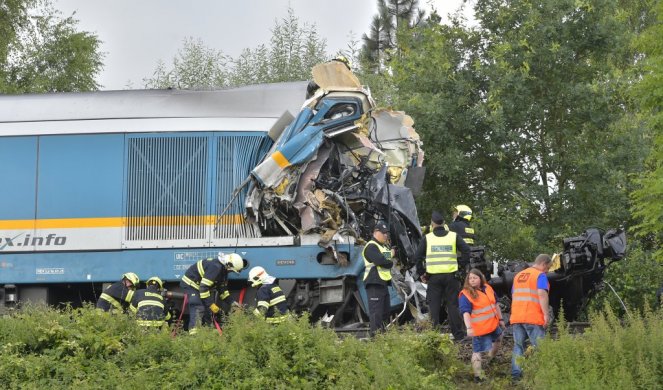 PRVE FOTOGRAFIJE NESREĆE U ČEŠKOJ! Najmanje tri osobe poginule u sudaru dva voza, dok je na desetine povređeno! /FOTO/