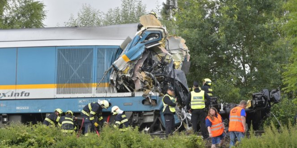 PRVE FOTOGRAFIJE NESREĆE U ČEŠKOJ! Najmanje tri osobe poginule u sudaru dva voza, dok je na desetine povređeno! /FOTO/