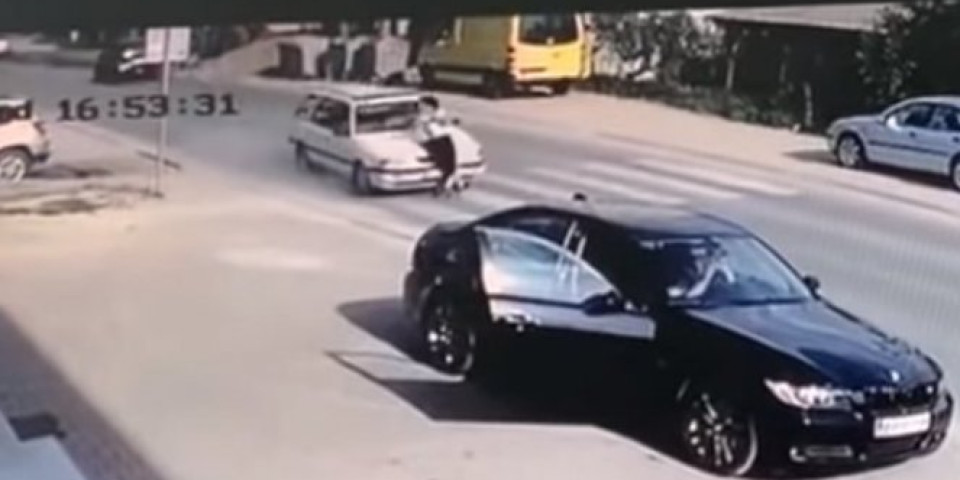 Uznemirujući snimak jezive nesreće u Novom Pazaru! Automobil pokosio ženu na pešačkom prelazu! Video