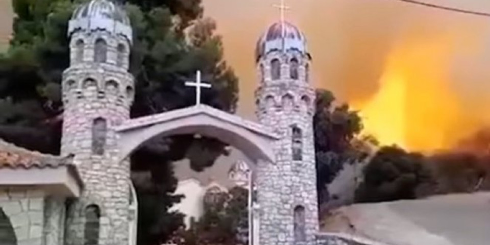 SRBIN POSVEDOČIO O ČUDU NA EVIJI! Monasi su se molili, vatra je STALA ISPRED MANASTIRA! /VIDEO/