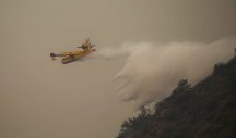 (VIDEO) DRAMA U BLIZINI TURSKOG LETOVALIŠTA! Bukti požar, vatrogasci pokušavaju da ugase vatru uz pomoć aviona i helikoptera!
