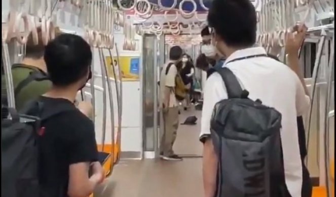 NAPAD U TOKIJU! Ranio najmanje 10 ljudi, pa iskočio iz voza! /VIDEO/
