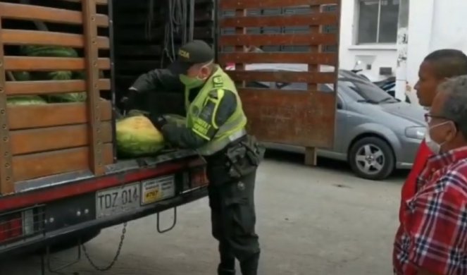 NEŠTO JE ČUDNO S' OVIM LUBENICAMA! Kada je policija počela da seče, imali su ŠTA DA VIDE! /VIDEO/