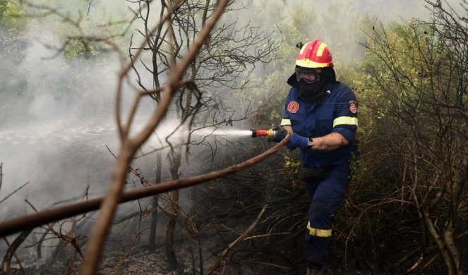 Požari besne u Grčkoj, naređena evakuacija: Kod Lutrakija gori šuma, u Lagonisiju gore kuće!