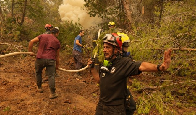Grci društvenim mrežama šire sliku srpskih vatrogasaca, ono što rade posle gašenja požara će vas NATERATI NA SUZE! Foto