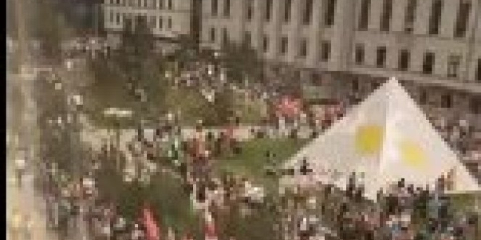 PROTESTI u Litvaniji, 5.000 ljudi okupilo se ispred parlamenta! Demonstranti prete nepoštovanjem novih mera! /VIDEO/