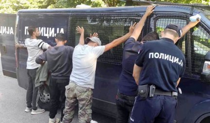 U PIROTU UHAPŠEN VOZAČ: U kombiju bez tablica prevozio migrante POLICAJCI U ŠOKU!