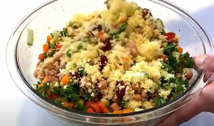 OBROK ZA 300 DINARA! Letnja salata sa kuskusom i povrćem! /VIDEO/