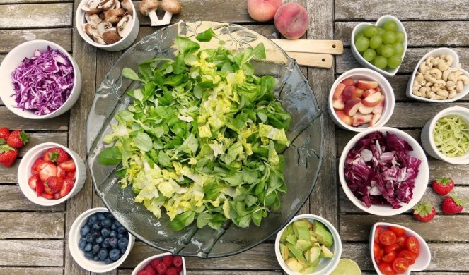 MRZI VAS DA KUVATE?! Napravit zdravu salatu, a da ne isprljate ni jedan sud!
