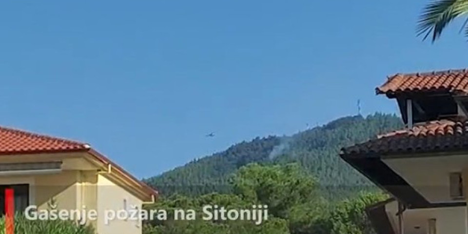 GORI SITONIJA, HELIKOPTERI NEPREKIDNO LETE! Srpski turista poslao snimak! Pogledajte kako se bore sa vatrenom stihijom! /VIDEO/