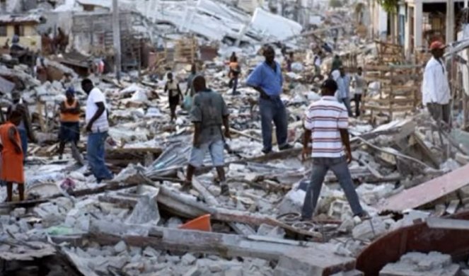 NAJVAŽNIJE SPASITI LJUDE ISPOD RUŠEVINA!  Raste broj stradalih u zemljotresu u Haitiju! /VIDEO/