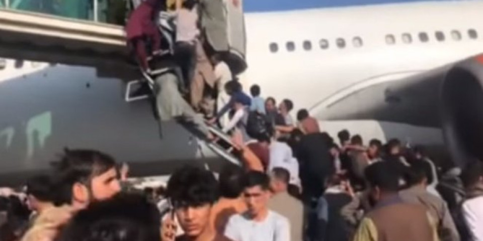 (FOTO/VIDEO) IMA LI KRAJA HORORU, SEDAM MRTVIH NA AERODROMU U KABULU, MNOGI SU PALI SA AVIONA! ! Ljudi očajni, radije biraju smrt nego da ih se dokopaju talibani!