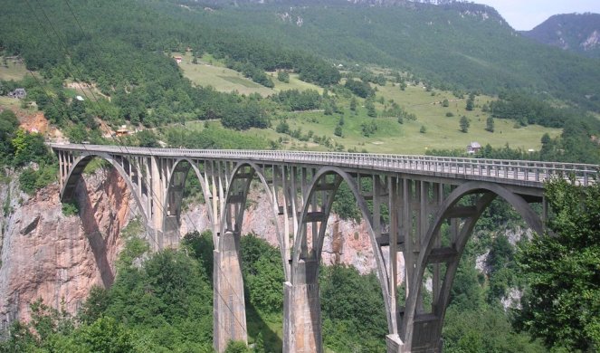 DEČAK SKOČIO SA ĐURĐEVIĆA TARE, UŽAS KOD PLJEVALJA! Tragedija se odigrala pred pedeset turista, policija traga za telom dečaka...