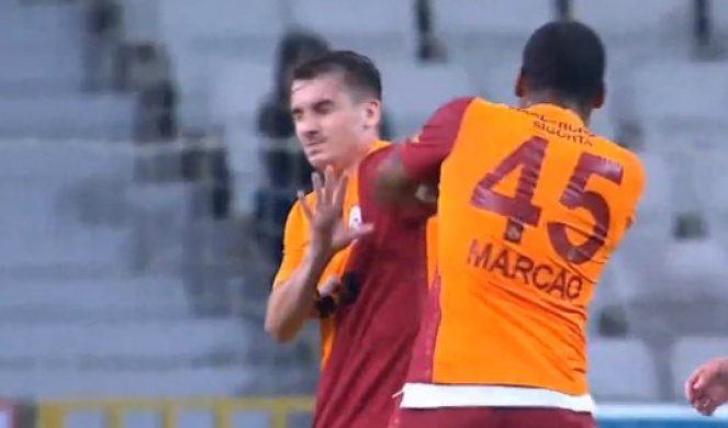 SKANDAL U TURSKOJ! Navijači u šoku! Igrač Galatasaraja napao saigrača PESNICAMA! Jedva ih razdvojili! /VIDEO/