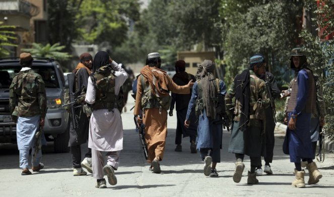 NIJE ZA OSOBE SLABOG SRCA! Dok drže ODRUBLJENU glavu, talibani uzvikuju MUDŽAHEDINI! Snimak se završava... /FOTO/